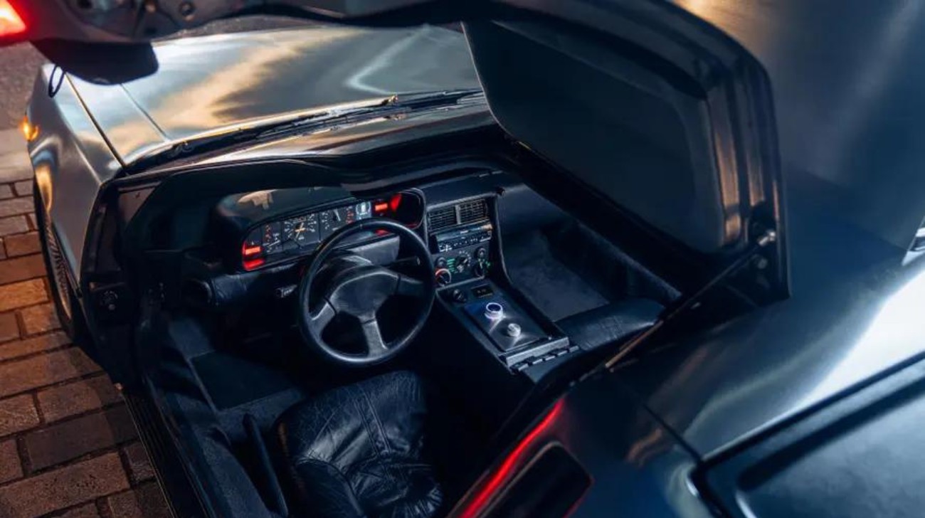 Features Dmc Deloreon Interiorjpg