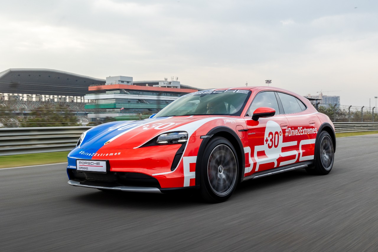 Features Porsche 3jpg