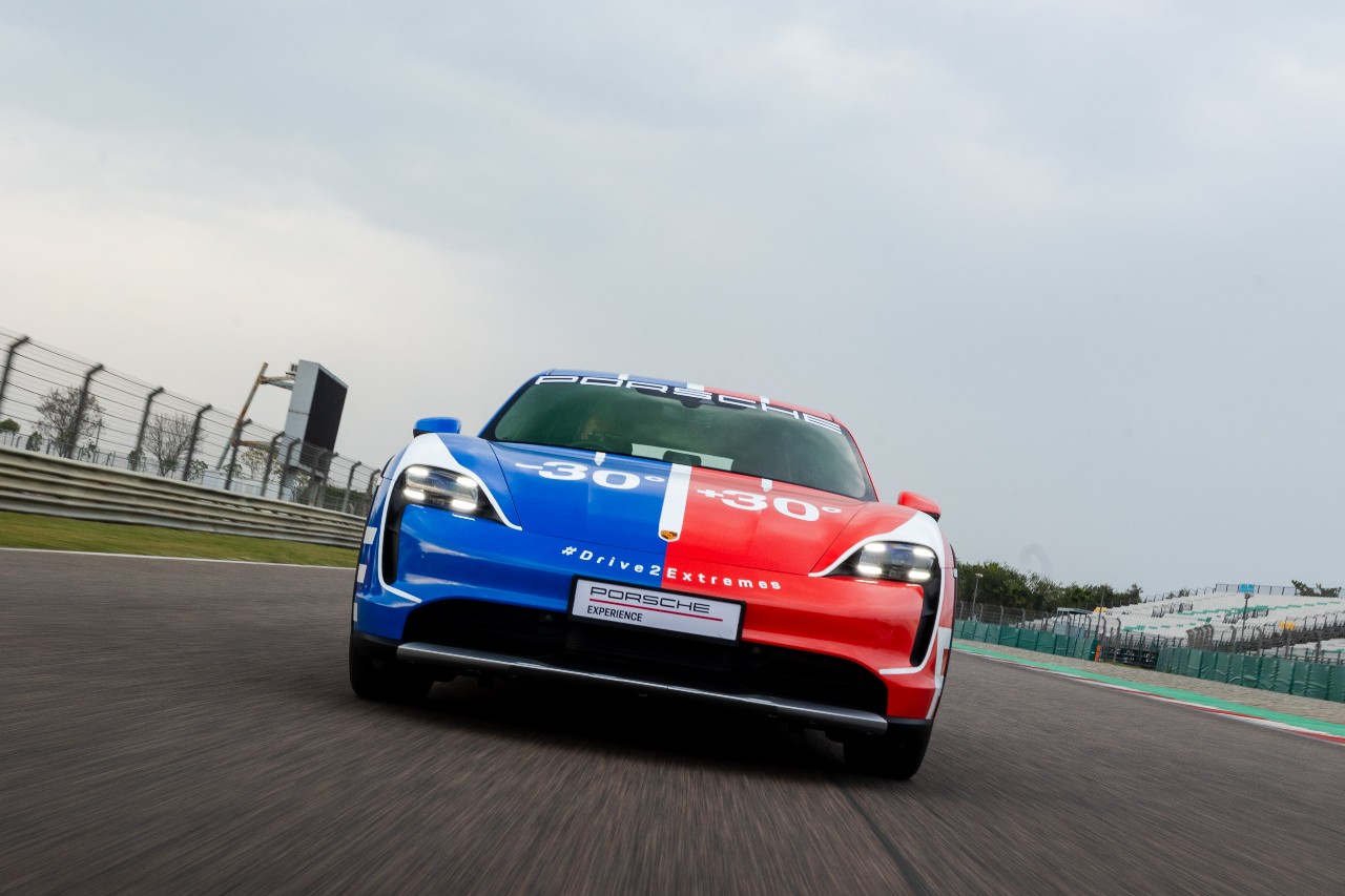 Features Porsche 4jpg