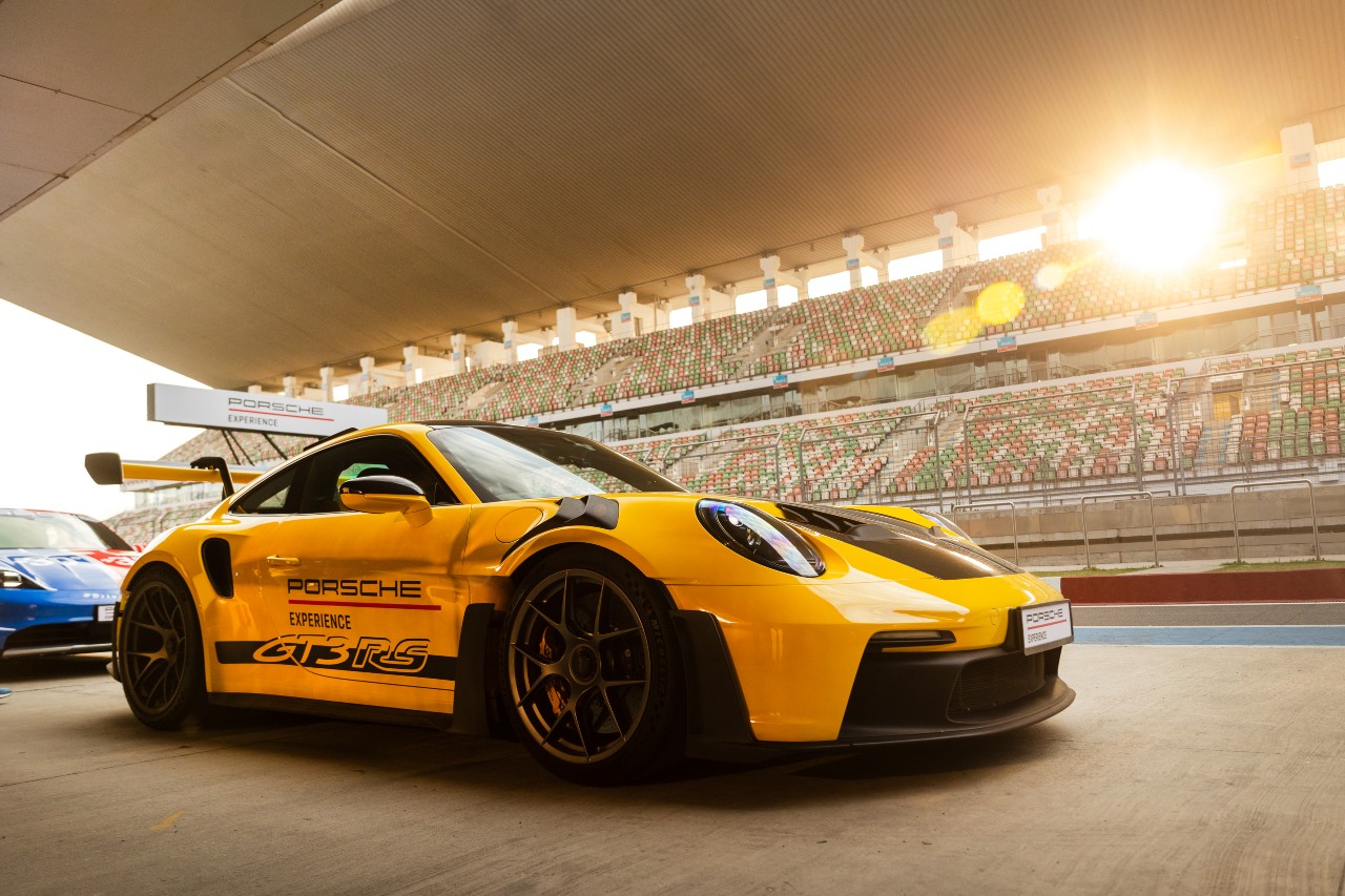 Features Porsche 8jpg