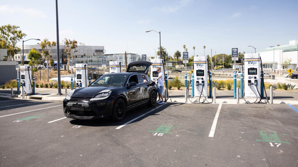Https Wwwcarscoopscom Wp-content Uploads 2023 01 Porsche-macan-ev-testing-00006-1024x576jpg