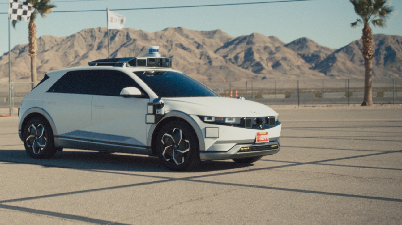 Hyundaiioniq5robotaxipasses-2jpg