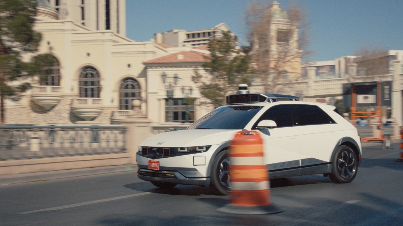 Hyundaiioniq5robotaxipasses-4jpg