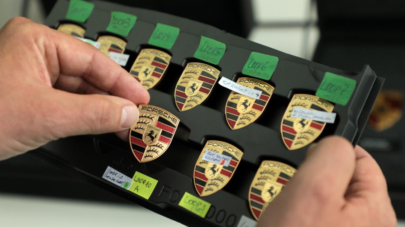 Porsche-new-iconic-crest-02jpg
