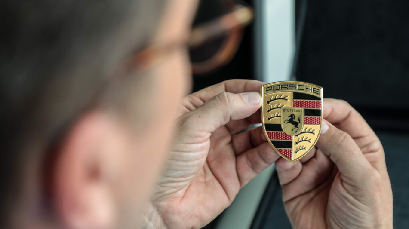 Porsche-new-iconic-crest-05jpg
