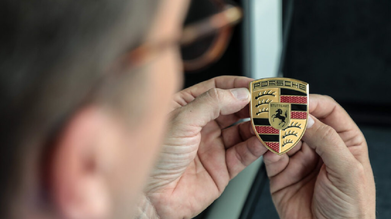 porsche-new-iconic-crest-05jpg1685707955