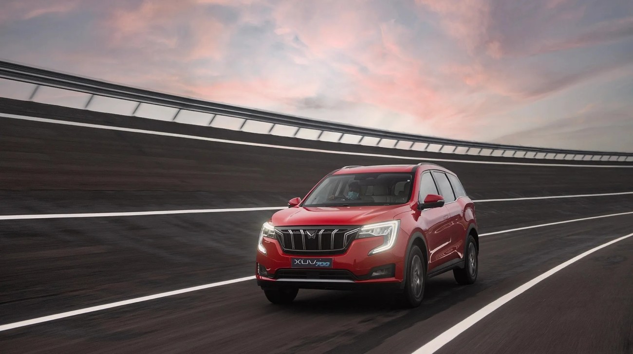 Xuv700 Track Front 1jpg
