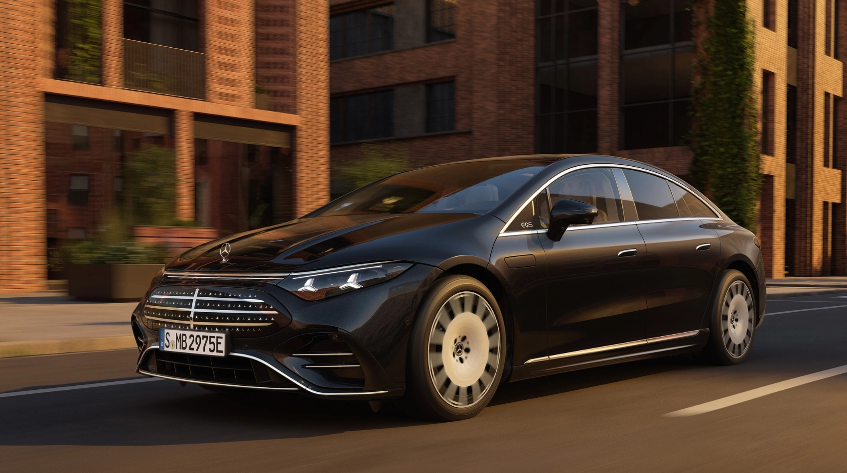 Mercedes-Benz EQS updated with 925km range and new tech