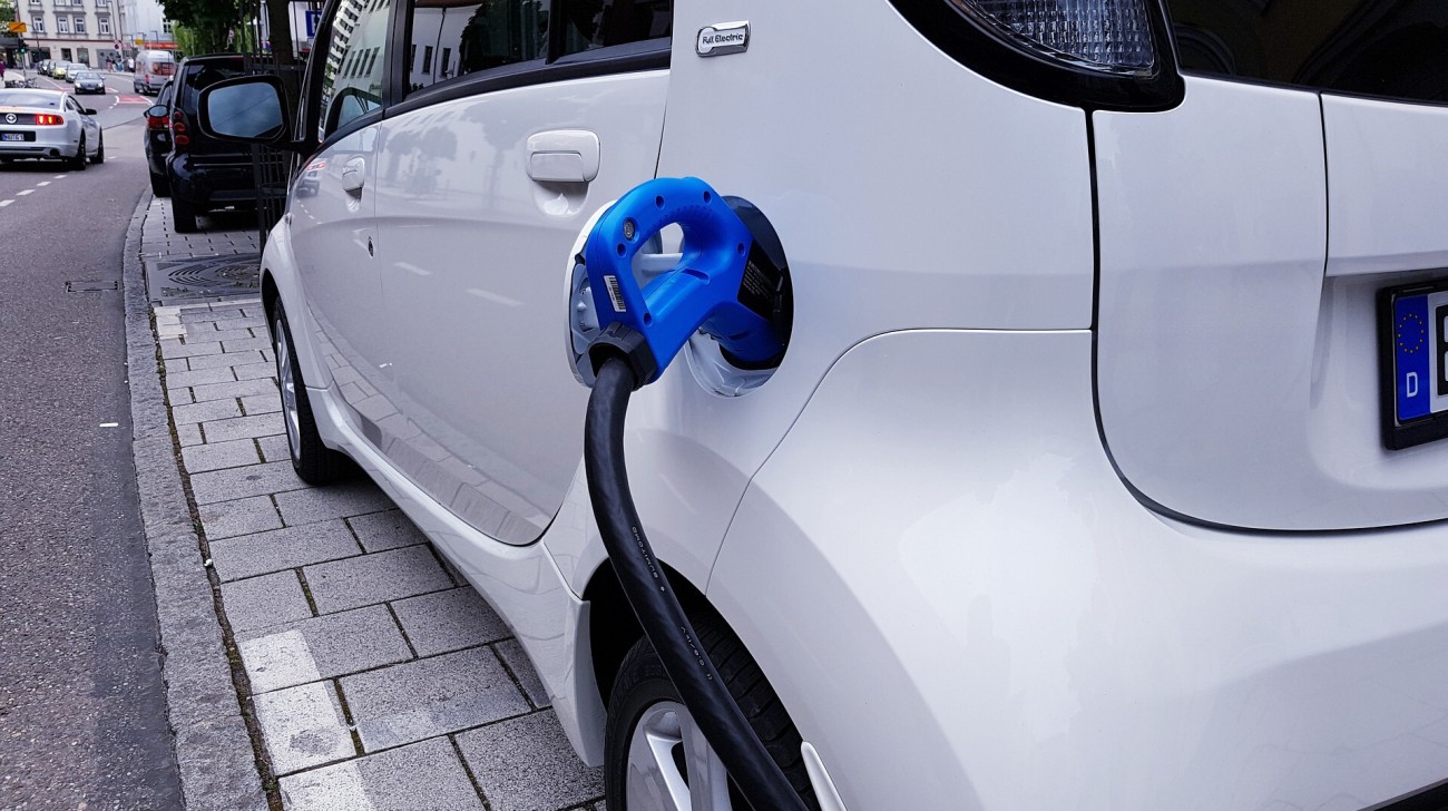 EU Members Split on Chinese EV Tariffs Vote