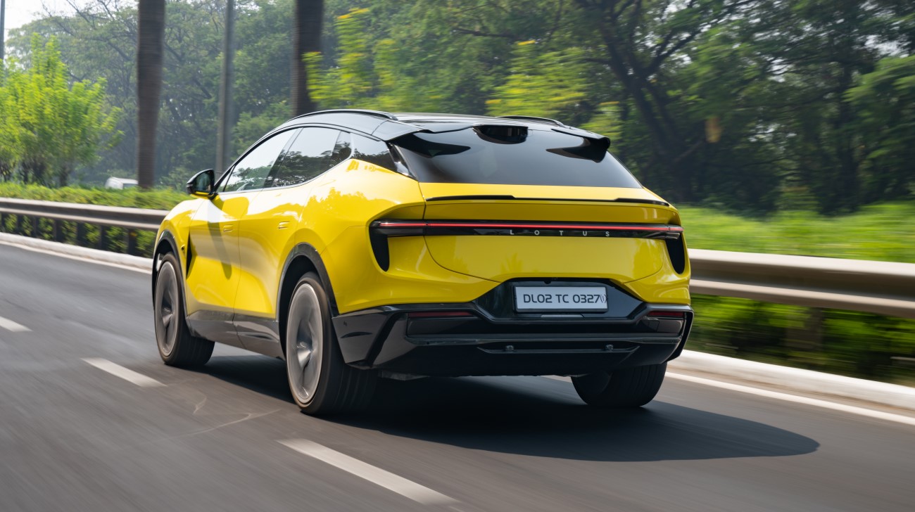Lotus-eletre2jpg