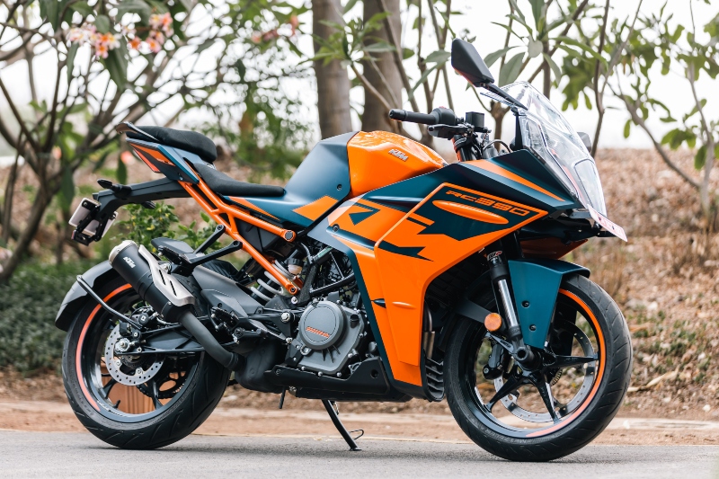 2022 KTM RC 390 | First Ride Review | Two Swords, One Sheath